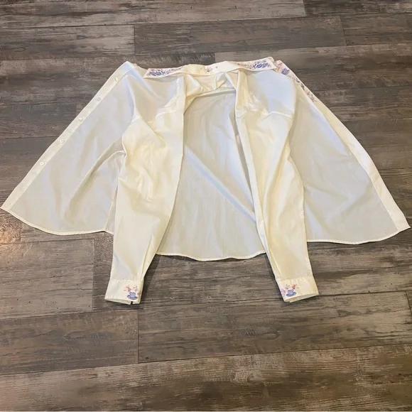 Vintage ivory button down blouse embroidered tea set motif - Picture 8 of 8